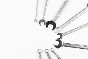Studio Shot Of Wrenches Drucke: Several wrenches are arranged in a circle on a white background