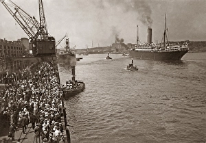 Historic Harbor Scene Drucke: The year is 1920