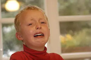 Indoor Portrait Photography Drucke: Five year old boy is crying