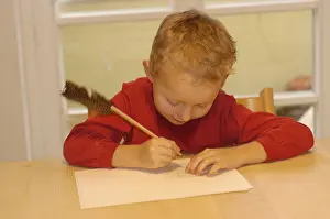 Portrait Of A Boy Drucke: Five year old boy writing