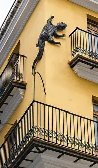 Deserted Buildings In Spain Drucke: Yellow Building with a lizard on the facade