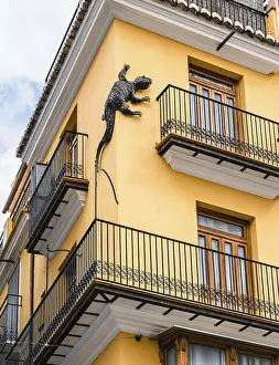Spanish Architecture Photos Drucke: Yellow Building with a lizard on the facade