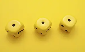 Empty Game Board Drucke: Three yellow dice