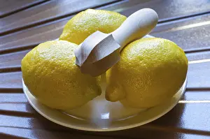 Citrus Fruit Images Drucke: Three yellow lemons on a plate