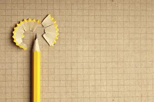 Drucke von Gelber Bleistift mit künstlerischen Rasen auf Rasterpapier, Symmetrie und minimalistische Gestaltung nachahmend Minimalistische Kunstwerke Drucke: Gelber Bleistift mit künstlerischen Rascheln auf Rasterpapier.