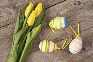 Vernal Flower Arrangement Drucke: Three yellow tulips and three Easter eggs