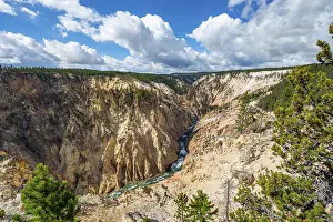 US American Wilderness Landscapes Drucke: Yellowstone River flows through Gorge