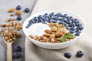 Healthy Dessert Ideas Drucke: Yoghurt with blueberry