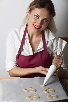 Single Person Baking Drucke: Young baker with pointed bag