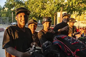 Teamwork And Friendship Drucke: Young baseball players standing together after practice