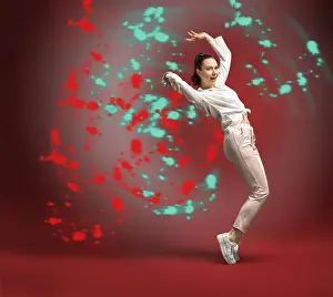 Beautiful Female Dancer Pose Drucke: Young and beautiful dancer posing in the studio in front of a colourful background