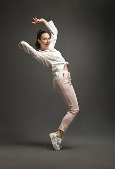 Young Dancer Drucke: Young and beautiful dancer posing in studio at grey background