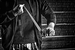 Young Boxer Drucke: Young boxer preparing for fight