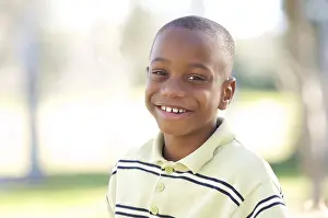Little Boy Playing Outside Drucke: Young boy having fun in the park