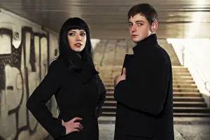 Porträtbilder Drucke: Junges Geschäftspaar in einem Grunge-Untergrund-Innern.