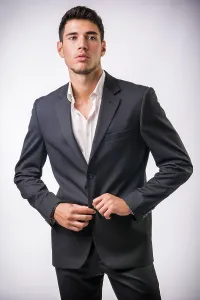 Business Attire Model Drucke: Young businessman confidently posing in front of camera