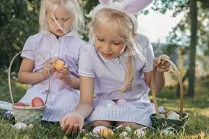 Easter Egg Hunt Drucke: Two young children delight in an Easter egg hunt