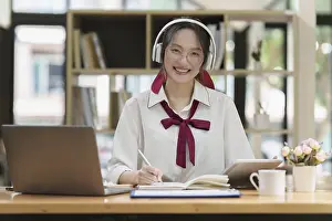 Online Education Drucke: Young college student have question and answer to teacher by video call E-learning