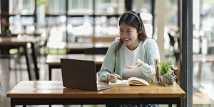 Online Education Drucke: Young college student have question and answer to teacher by video call E-learning