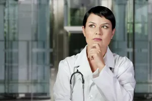 Confident Female Model Drucke: Young confident lady posing and thinking in front the camera
