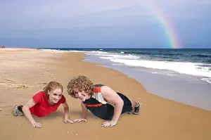 Couple Exercising Together Drucke: Young couple exercising by doing pushups together