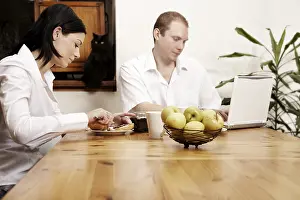 Young Couple Breakfast Drucke: Young couple having breakfast together
