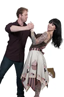 Young Couple Dancing Drucke: Young couple having a fun time dancing together