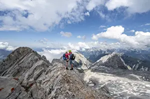 Mountain Peak Europe Drucke: Young couple hugging at the summit