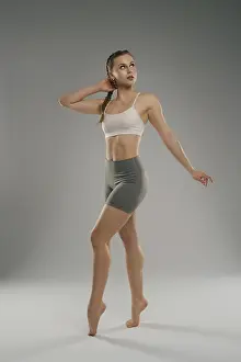 Elegant Pose Drucke: A young dancer elegantly poses in a studio