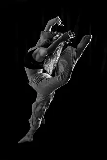 Young Dancer Drucke: Young dancer in studio photo session with a black background
