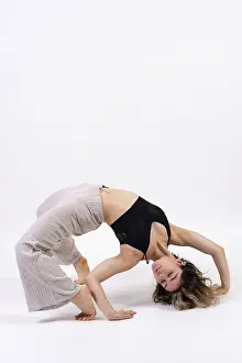 Young Dancer Drucke: Young dancer in studio photo session with a white background