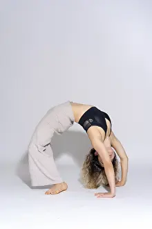 Young Dancer Drucke: Young dancer in studio photo session with a white background
