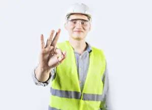Junge Ingenieur zählt die Zahl drei isoliert