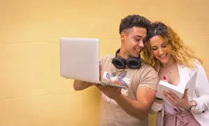 Business Teamwork Drucke: Young entrepreneur couple doing teamwork with a computer