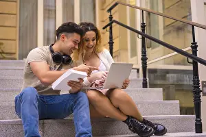 Young Entrepreneurs Drucke: Young entrepreneurs doing teamwork