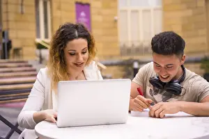Happy Young Adults Working Drucke: Young entrepreneurs doing teamwork