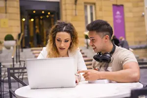 Young Entrepreneurs Drucke: Young entrepreneurs doing teamwork