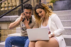 Young Entrepreneurs Drucke: Young entrepreneurs doing teamwork