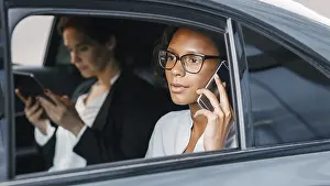 Smartphone Conversation Drucke: Young executive talking on a cell phone