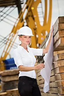 Female Architect At Work Drucke: Young female constructor at building site