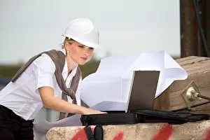 Female Architect At Work Drucke: Young female constructor at building site