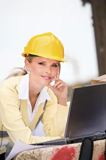 Construction Site Worker Drucke: Young female constructor at building site