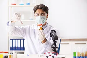 Handsome Chemist Drucke: Young handsome chemist working in the lab