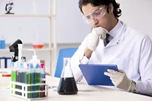 Handsome Chemist Drucke: Young handsome chemist working in the lab