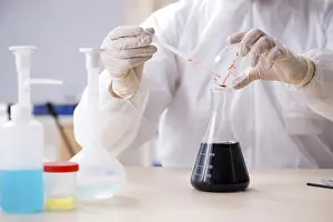 Handsome Chemist Drucke: Young handsome chemist working in the lab