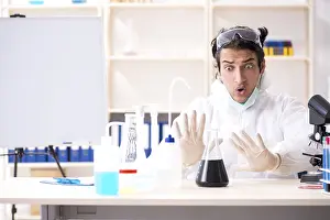 Handsome Chemist Drucke: Young handsome chemist working in the lab