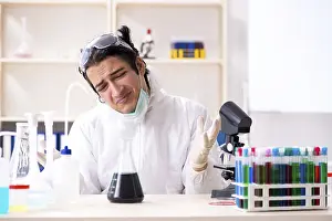 Handsome Chemist Drucke: Young handsome chemist working in the lab