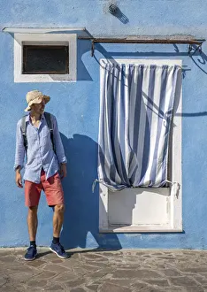 World Heritage Site Venice Drucke: Young man with backpack in front of a house wall