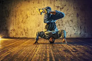Fitness Movement Drucke: Young man break dancing on wall background