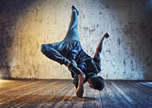 Gymnastics Sport Drucke: Young man break dancing on wall background